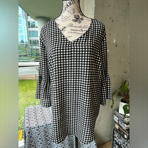 Gingham pullover blouse with bell sleeves, size XL (0265)
